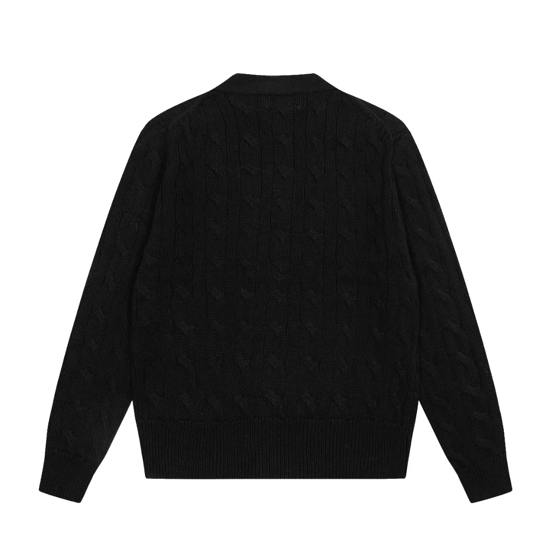 P250 Top quality" Style number: DS113# (not off the shelves all year round) [Ralph Lauren large V-neck solid color pony embroidered logo twist knitted cardigan] ✅Ralph Lauren classic basic versatile goddess style large V-neck knitted cardigan jacket ✅Main supply platform live broadcast Wholesale entities Replenish when out of stock Not off the shelves ✅ZP quality 1:1 version Scan the code to enter the GF website Counter quality ✅Detailed quality is the only one in Guangzhou Imported quality cotton yarn, focusing on high-end, cost-effective, good quality needless to say ✅The version is restored to the original order, the maximum size can be worn up to 160 pounds, loose, comfortable and stress-free ✅The upper body is simple and easy to match, ootd must-have style, good-looking clothes are never picky, a must-have in the goddess' wardrobe. Size: S-XL Color: Black White Gray Light Blue Khaki Pink Yellow Chinese Red Navy Blue White Label Navy Blue Red Label